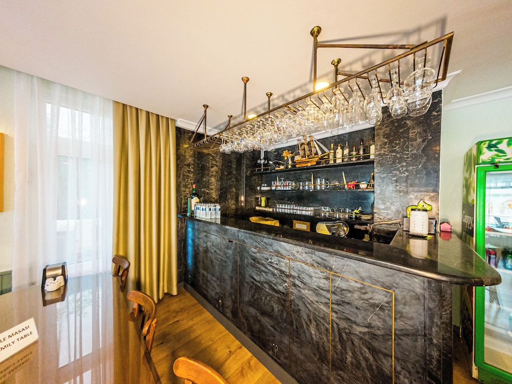 Triana Hotel 10/65
