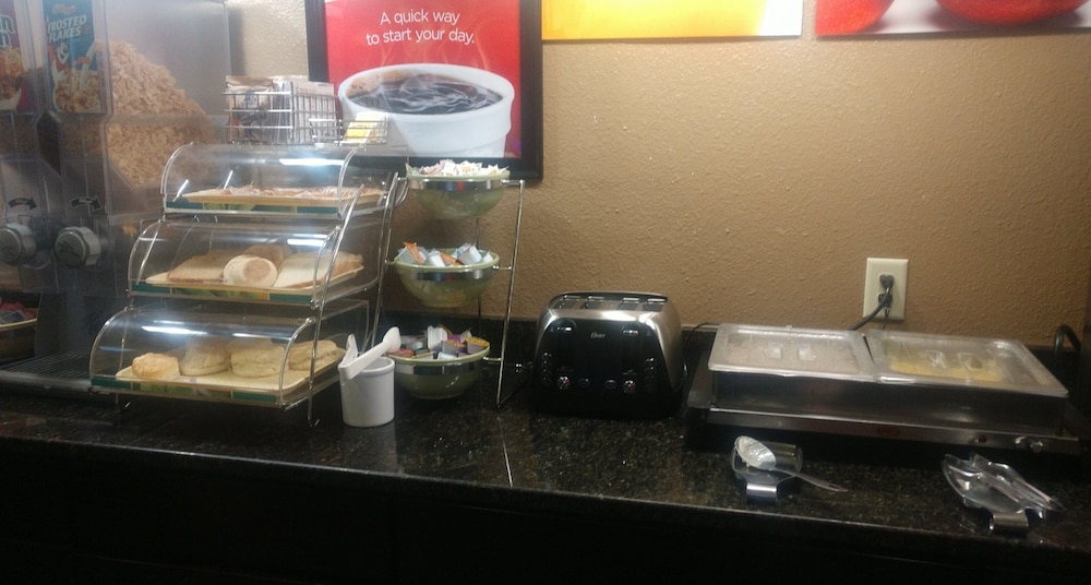 Econo Lodge Luverne I-90 13/27