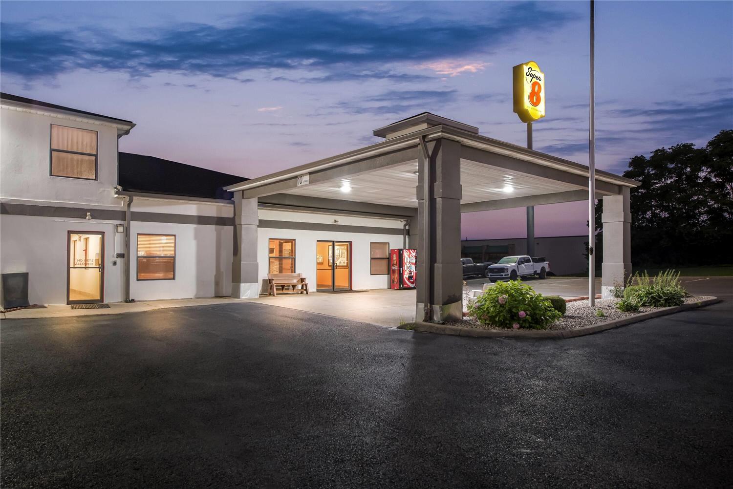 Super 8 by Wyndham Bellefontaine 38/38