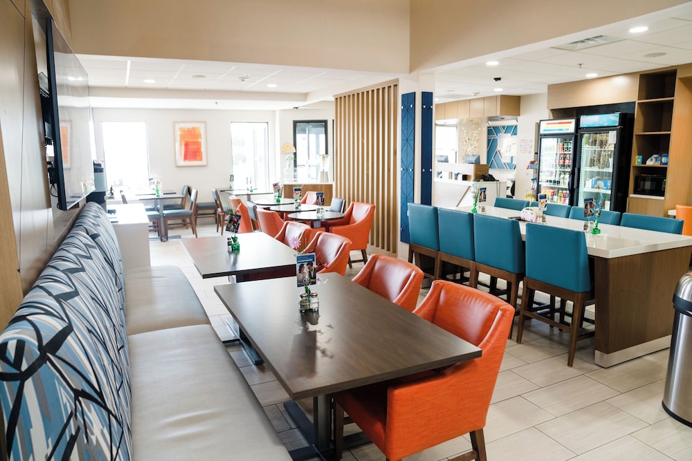 Holiday Inn Express Hotel and Suites Knoxville-North-I-75 Exit 112 47/61