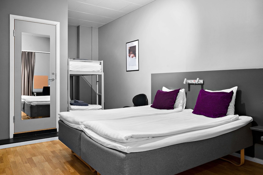 Family, Double and Bunk Bed, No Window
