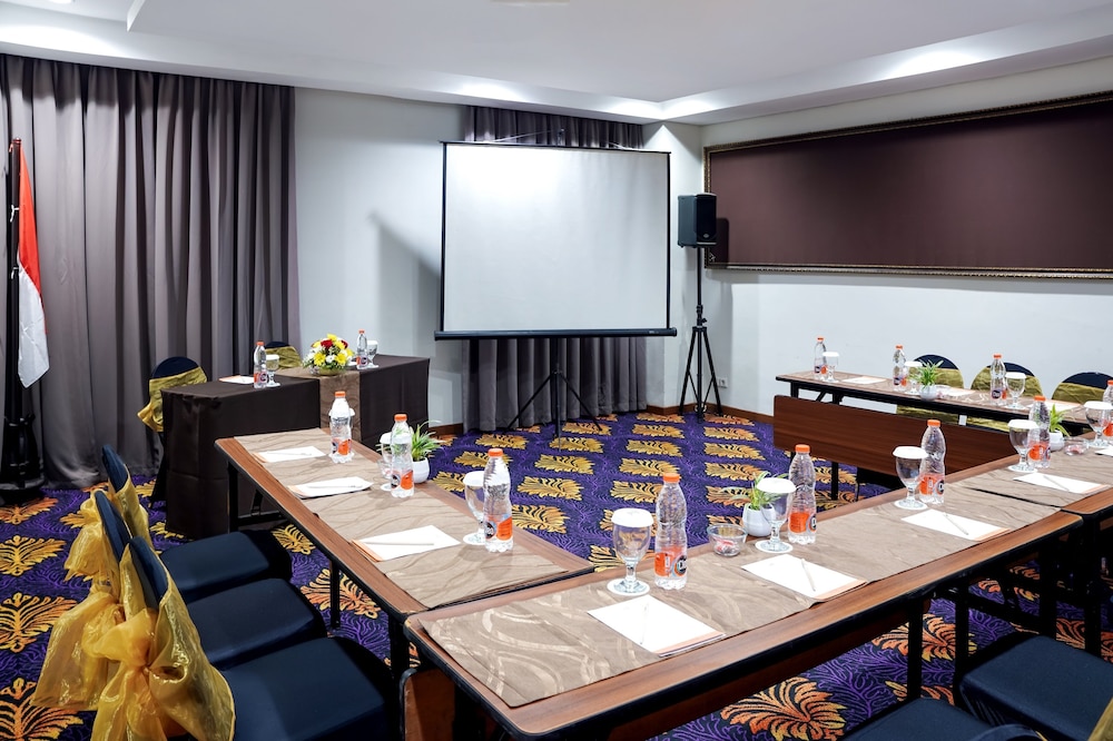 Atrium Premiere Hotel 48/53