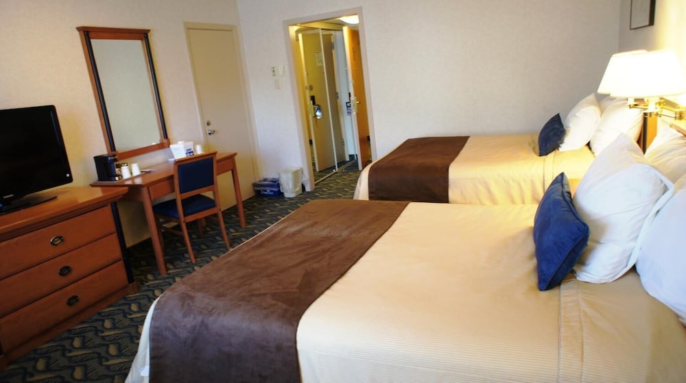 Travelodge by Wyndham Niagara Falls at the Falls 21/35