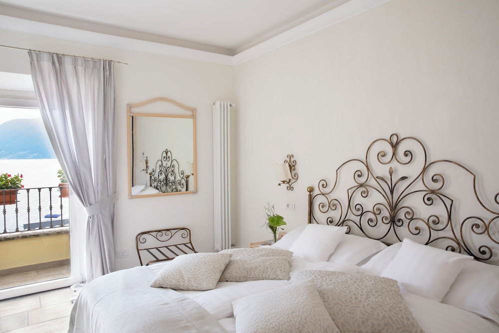 غرفة بسرير كينج بإطلالة على البحيرة، Relais Villa Porta 8/10