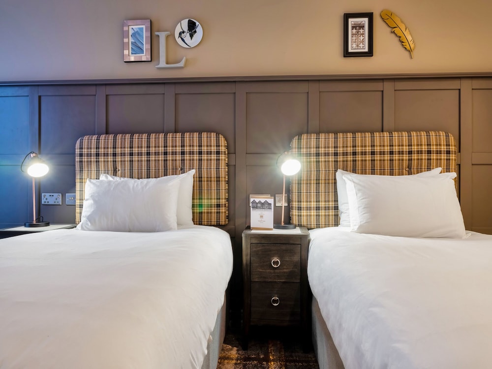 CBH The Feathers Hotel & Restaurant 15/85