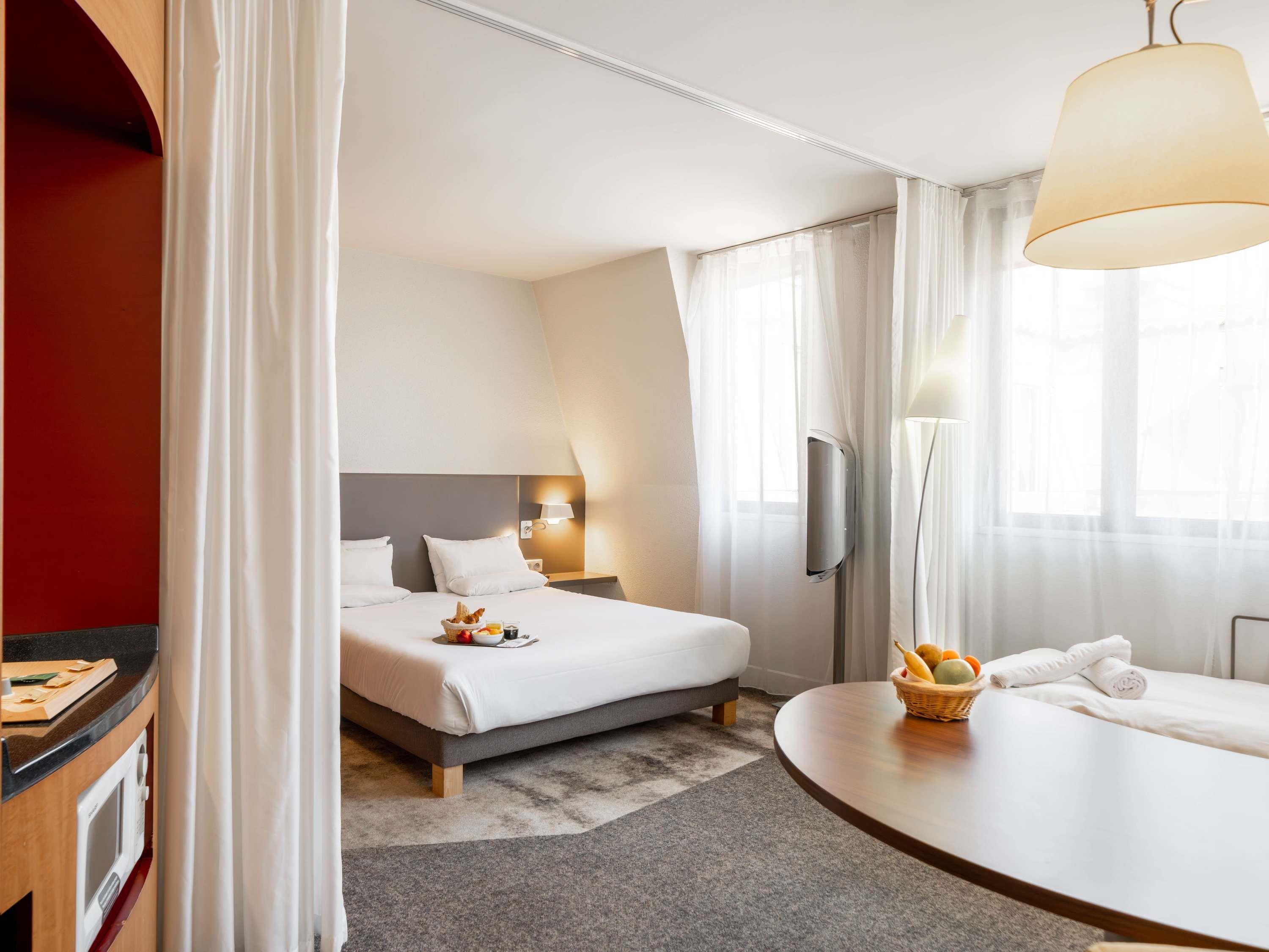 SUPERIOR, SUITE, QUEEN BED, ACCESSIBLE