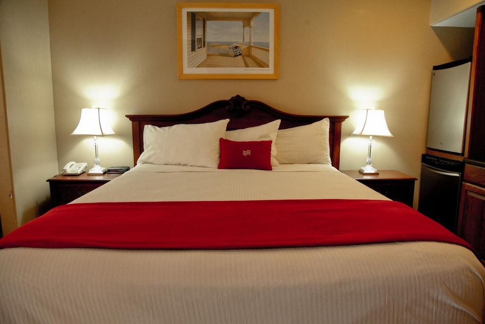 Lake Grassy Inn & Suites 21/38
