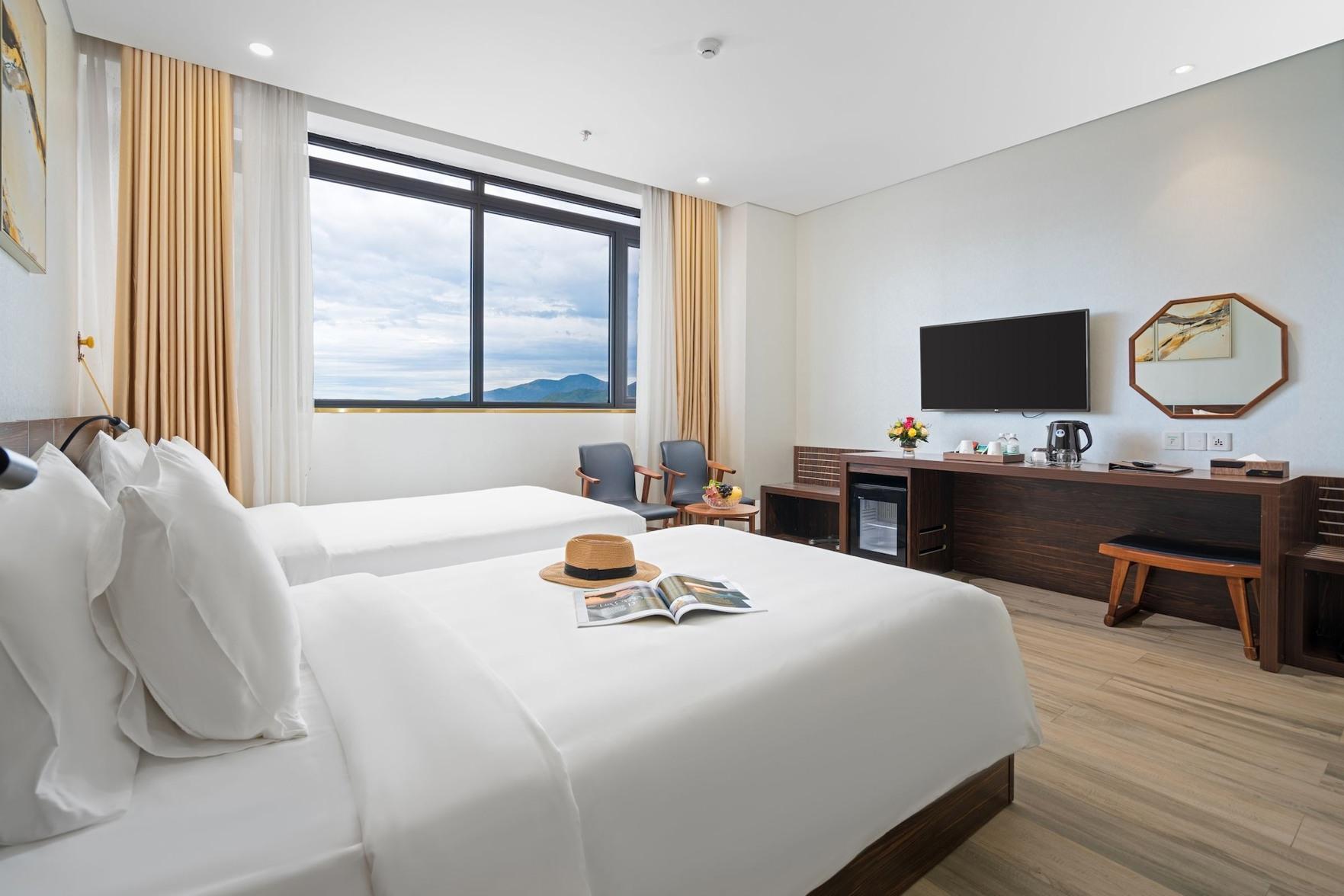 Grand, Twin Beds, with View
