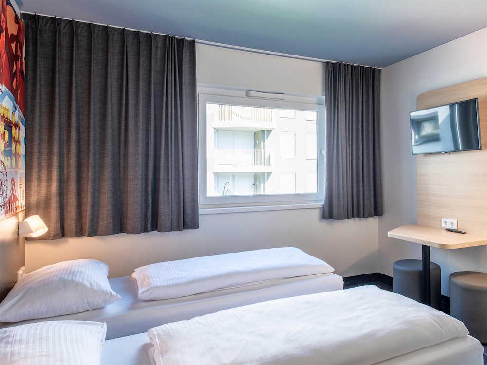 ROOM, TWIN BEDS
