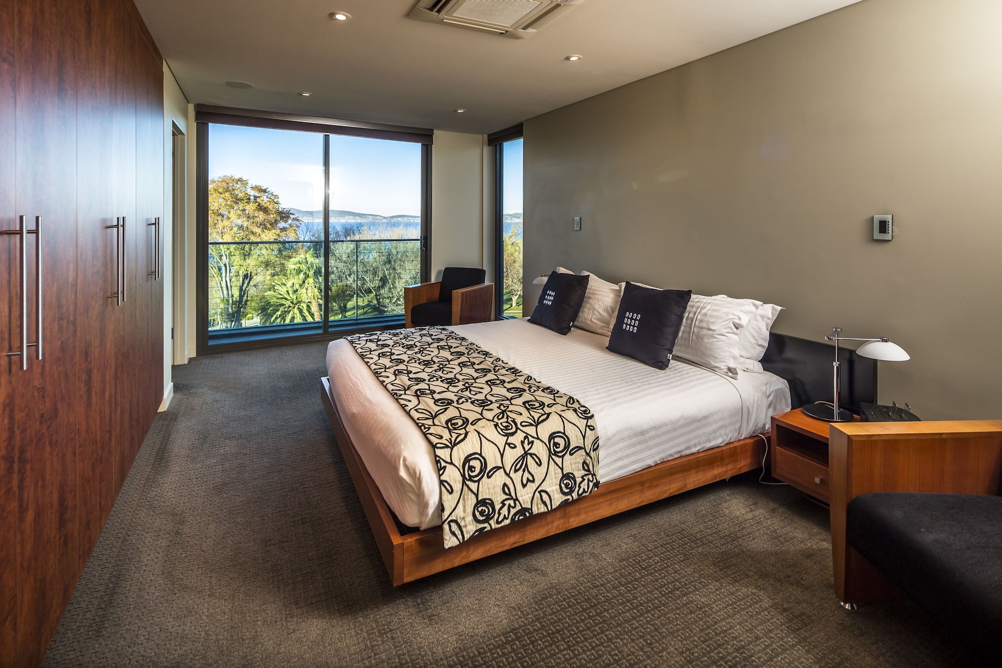 2 BEDROOMS, PENTHOUSE, HARBOUR VIEW