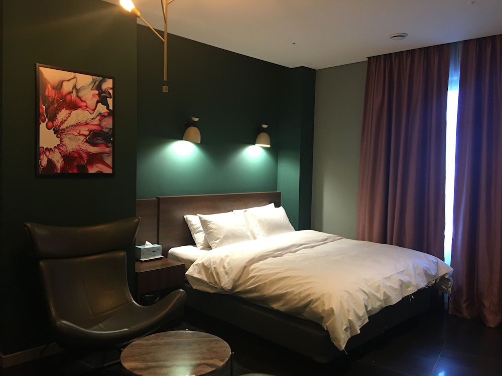 Partyz Hotel 27/76