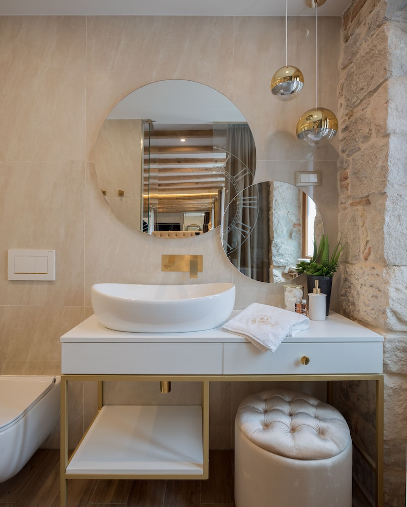 Le Premier Luxury Rooms 37/43