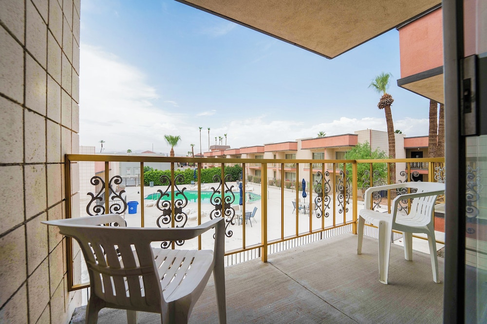 Royal Plaza Inn Indio 48/61