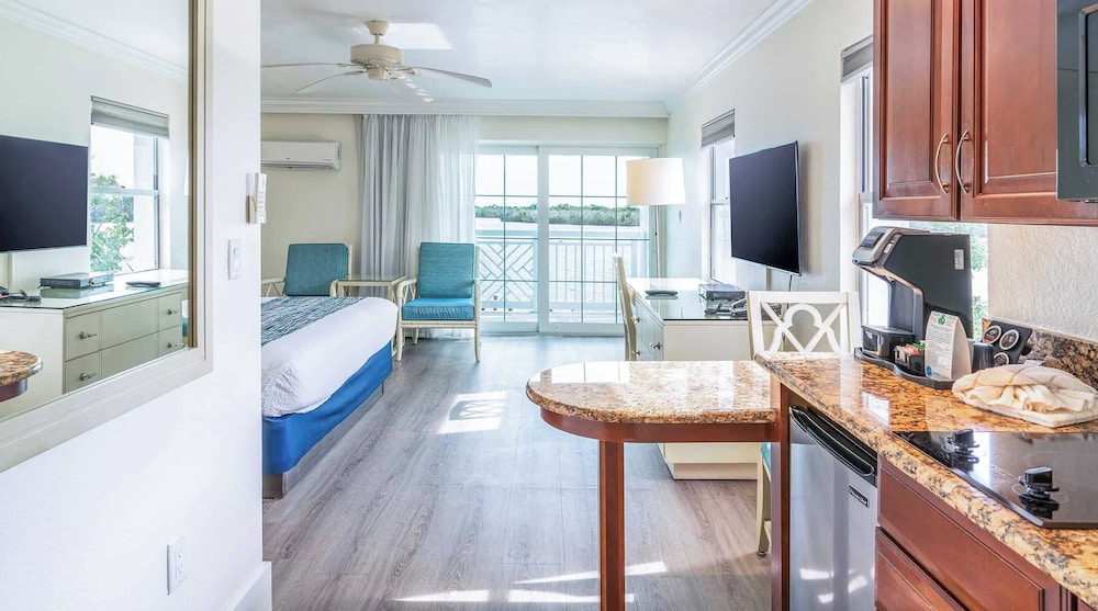 Tween Waters Inn 52/72