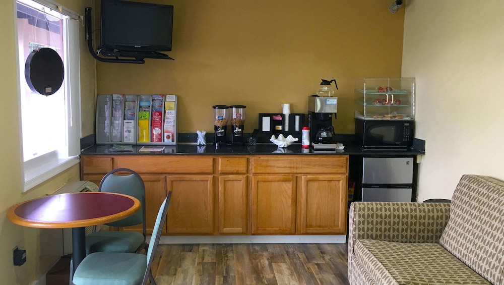 Budget Inn By OYO Nassawadox Hwy 13 — 4