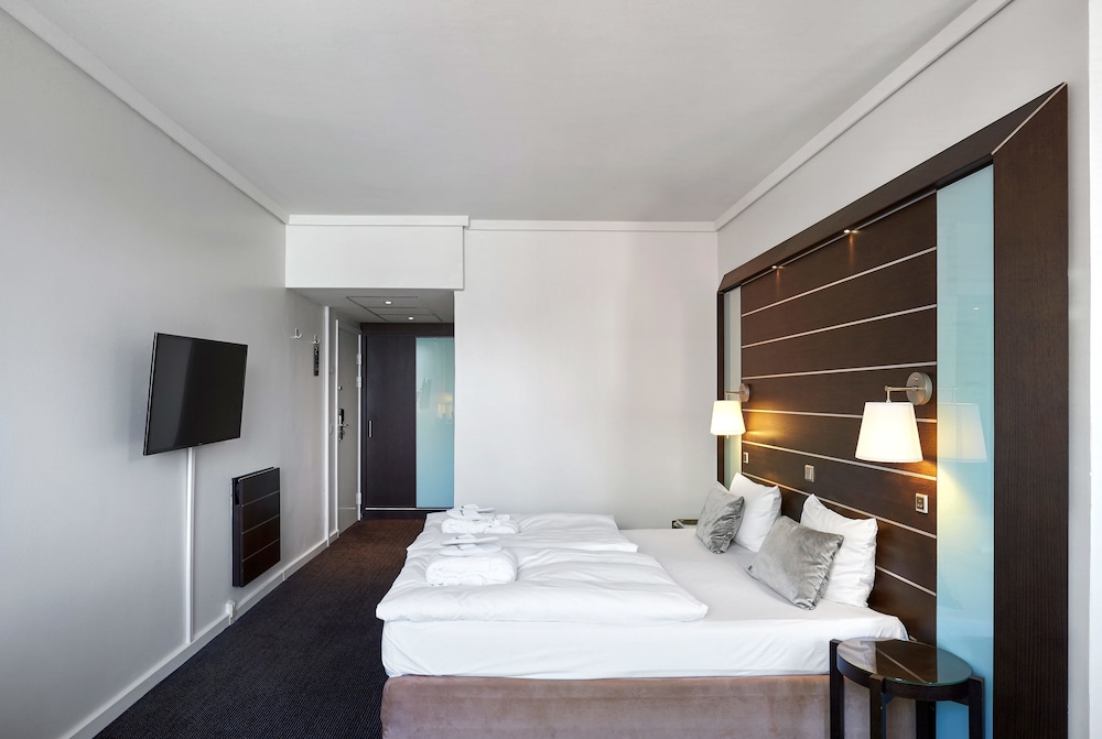 Imperial Hotel 16/40