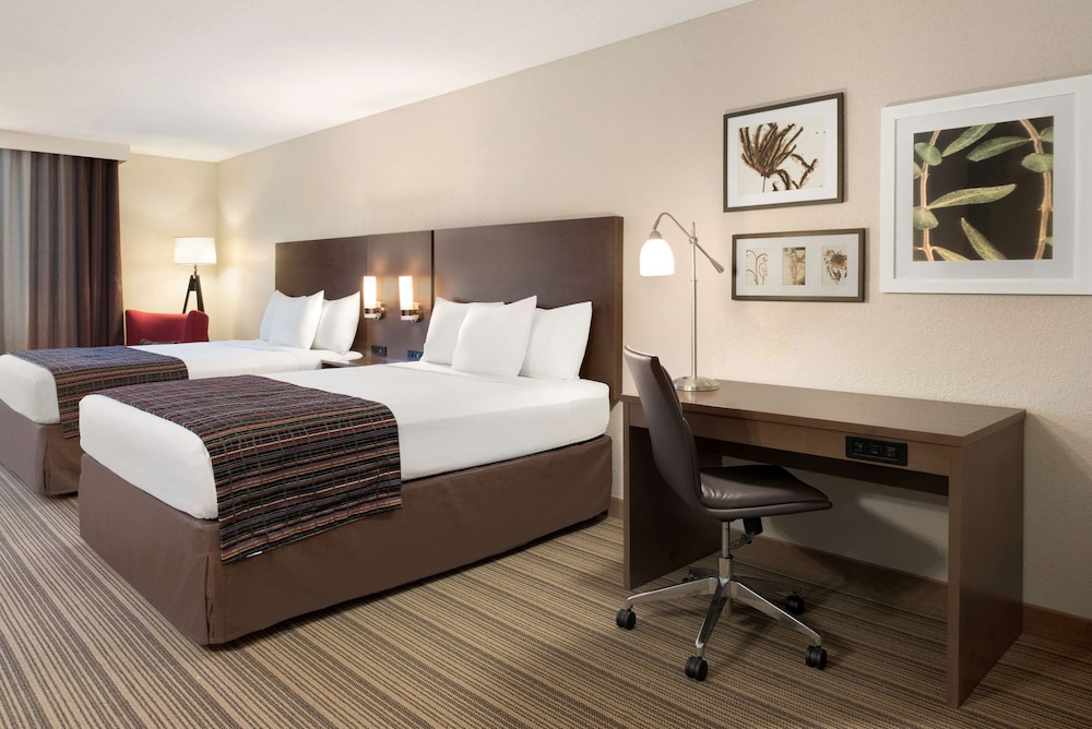 Country Inn & Suites by Radisson, Platteville, WI 16/48