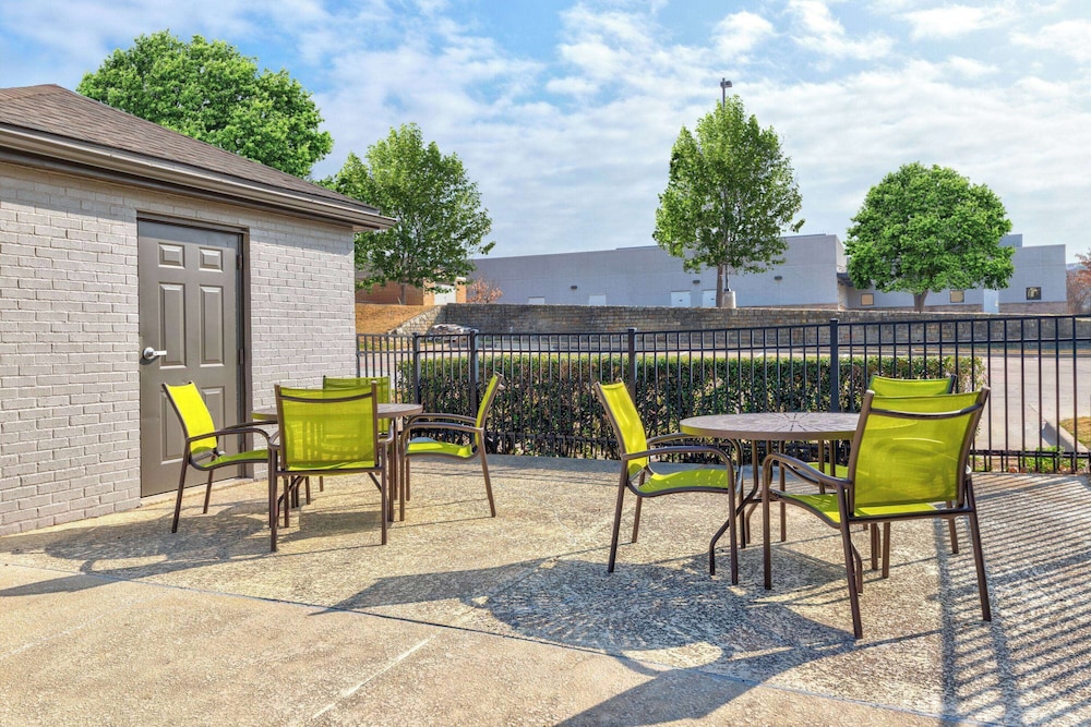 Hawthorn Extended Stay by Wyndham Bedford / Dallas 37/49