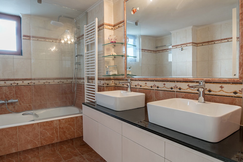 Villa Camellia 26/27