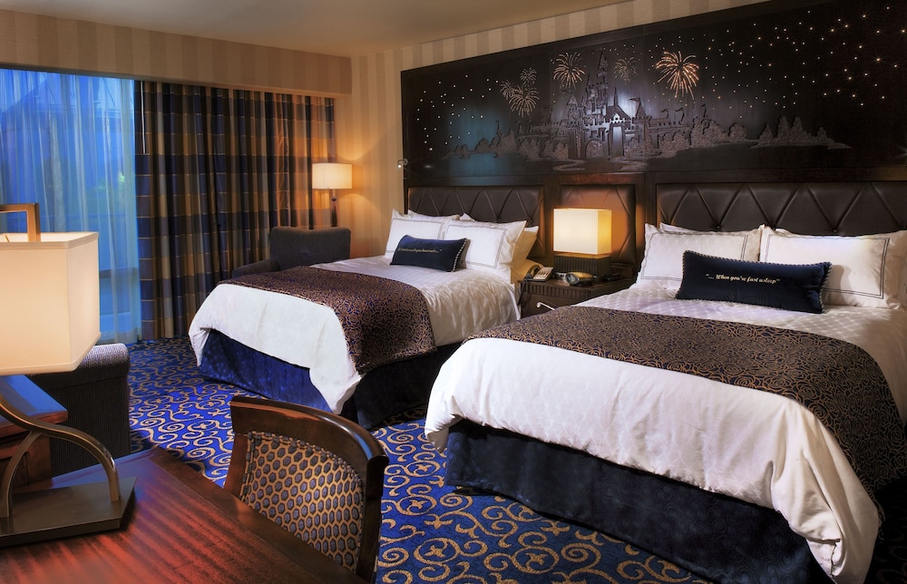 Disneyland Hotel 35/70