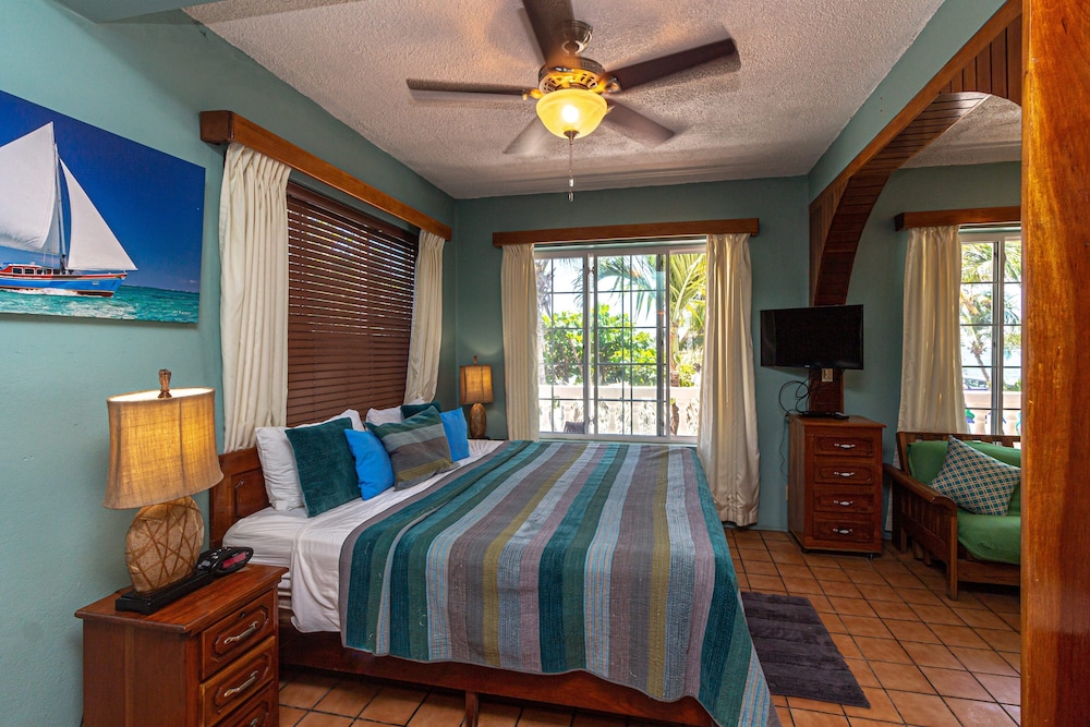 PREMIER, STUDIO, SUITE, KING BED, PARTIAL OCEAN VIEW, BALCONY