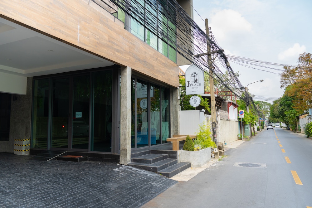 J Place Hotel 42/50