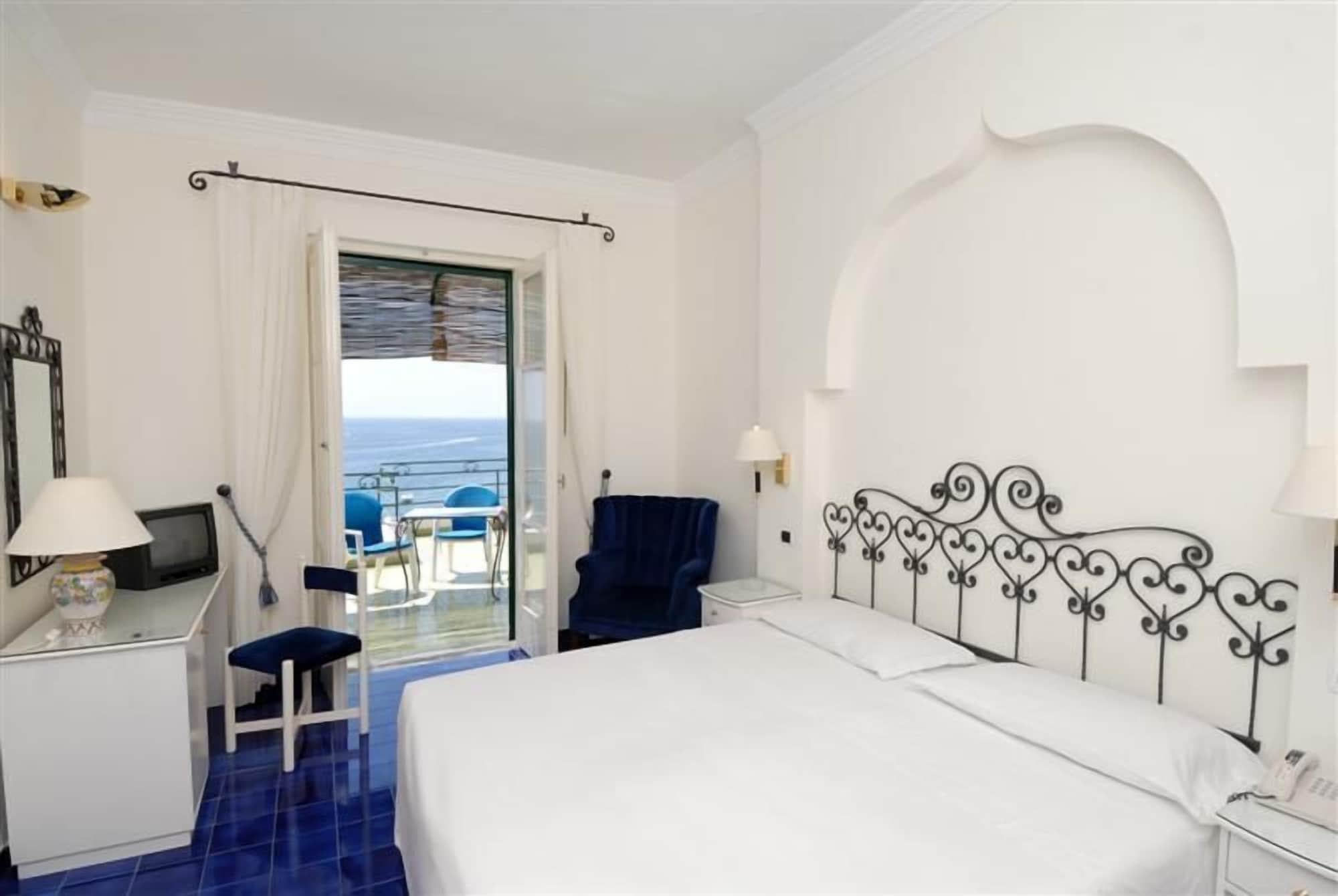 Superior, Double or Twin Bed, Terrace, Hotel Aurora Amalfi 4/10
