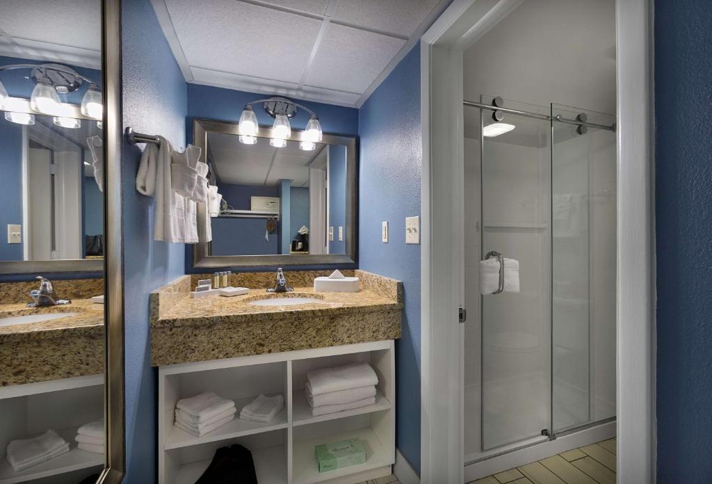 Middle, King Bed, Pool Side, Dayton House Resort, BW Signature Collection 2/3