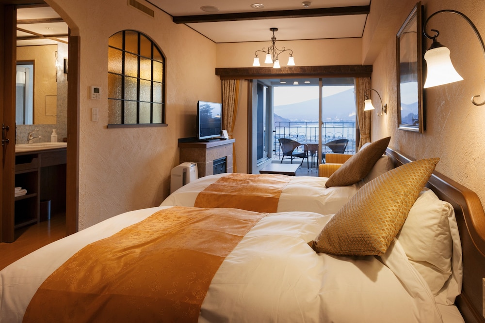 ROOM, TWIN BEDS