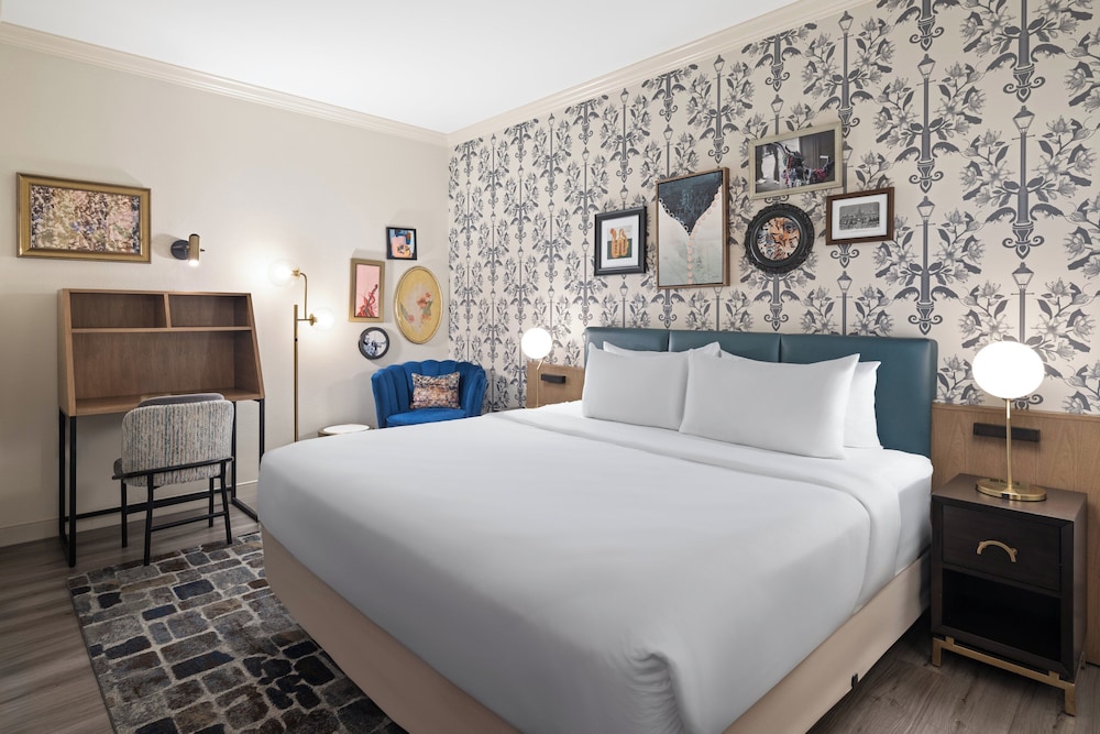 INTERIOR, STANDARD, KING BED