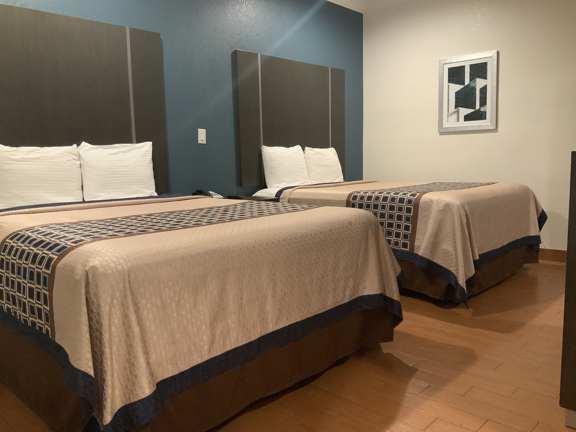 EXECUTIVE, 2 QUEEN BEDS, KITCHENETTE