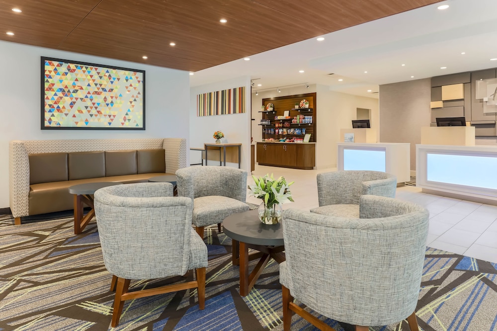 Holiday Inn Express & Suites Downtown Fort Worth 37/55