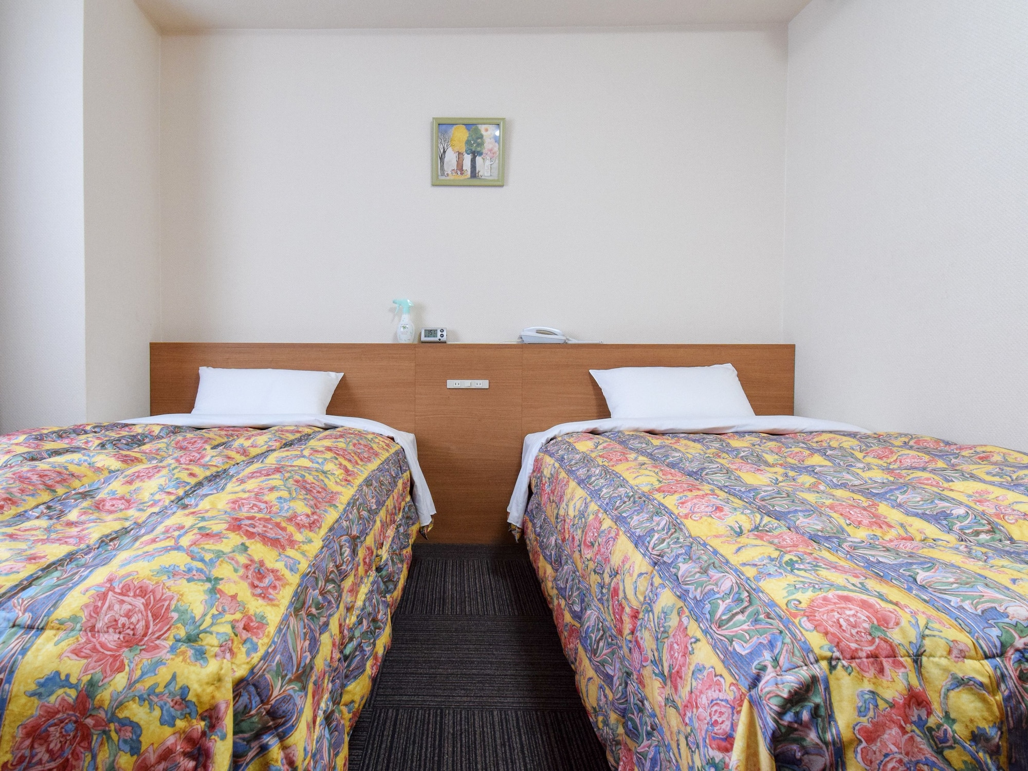 ROOM, TWIN BEDS