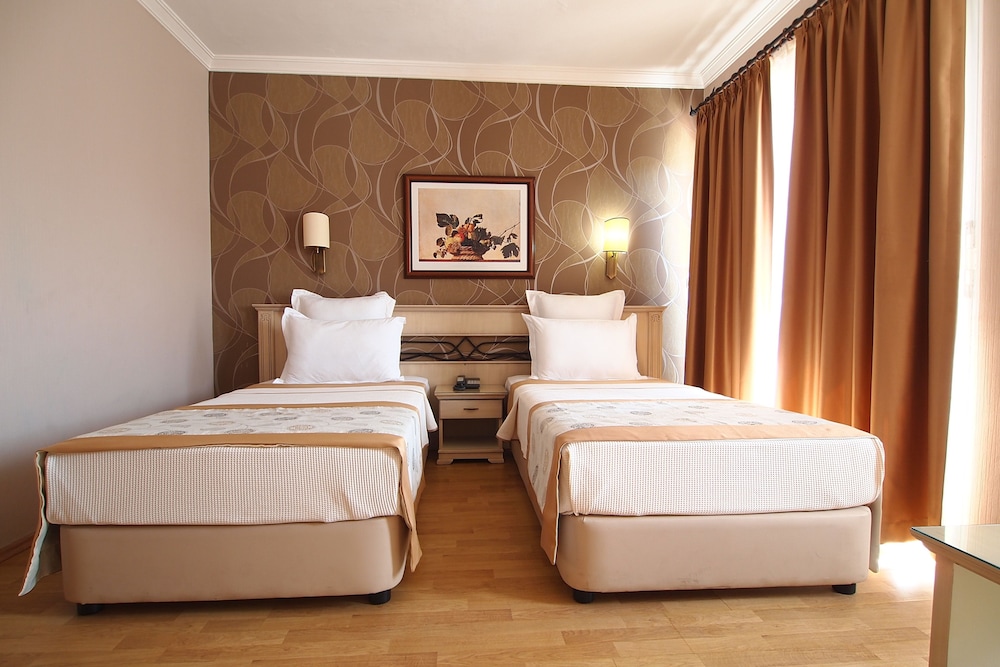 Romance Hotel 17/82
