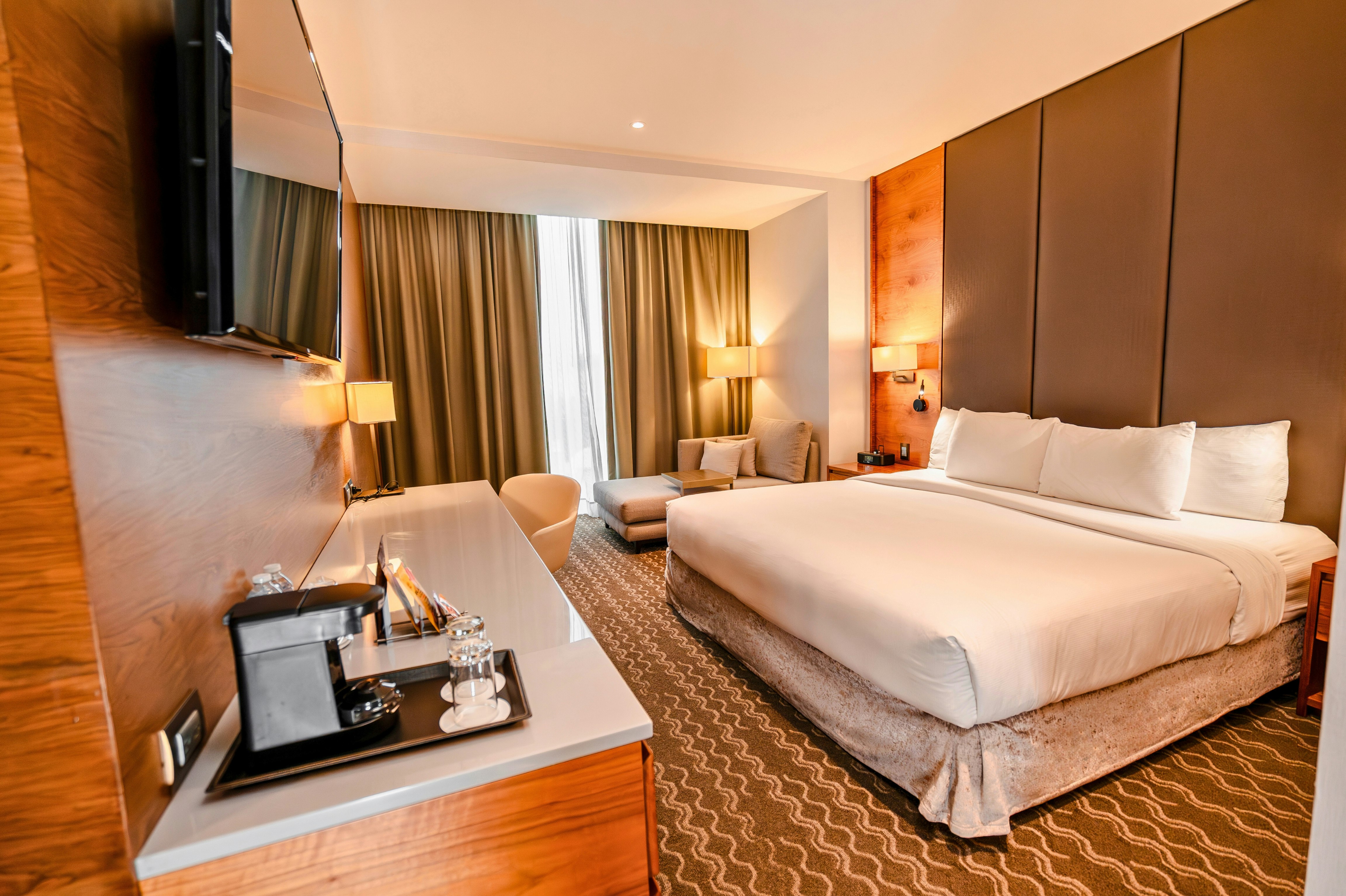 SUITE, KING BED