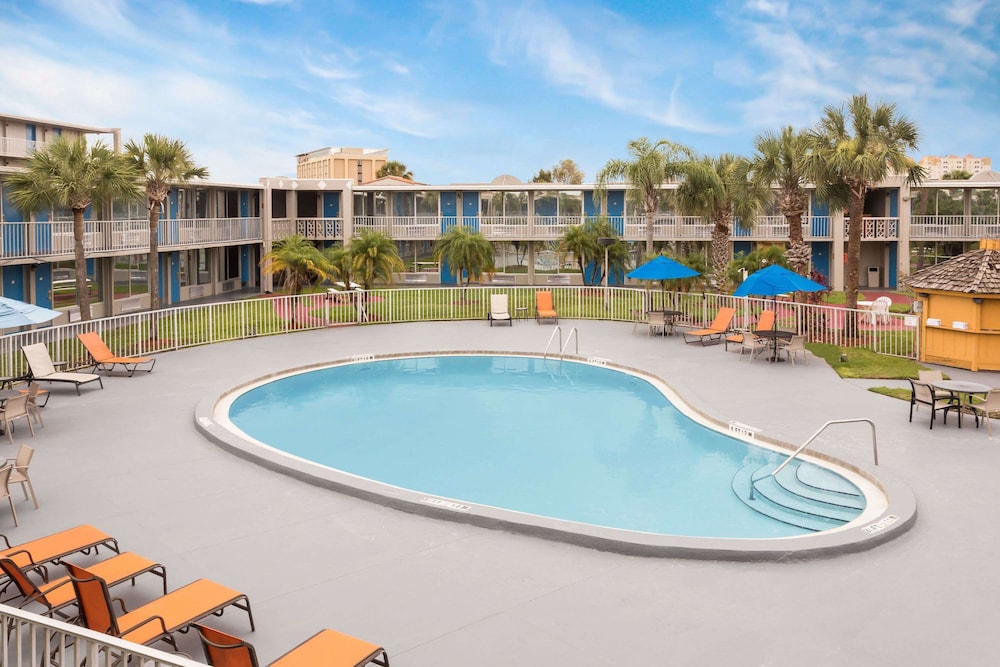 Howard Johnson by Wyndham Orlando/International Drive 33/34