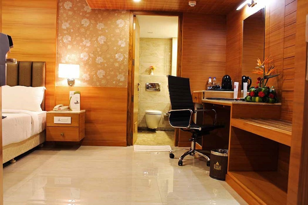 Hotel Chennai Le Palace 66/72