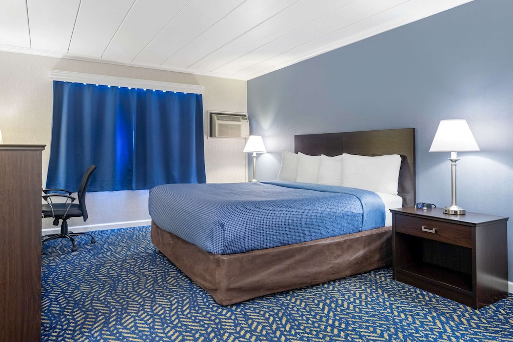 Econo Lodge Hicksville - Long Island 11/25