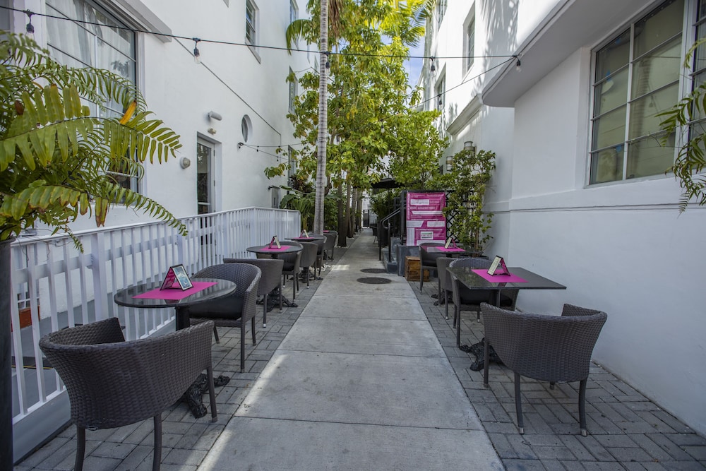 Posh South Beach Hostel 31/38