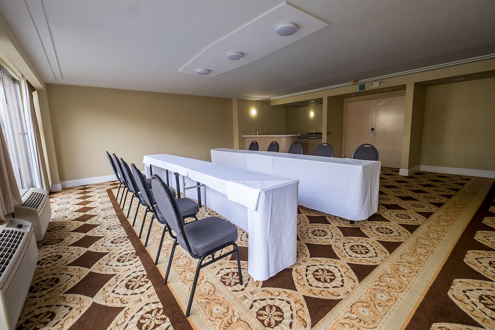 Howard Johnson by Wyndham Fullerton/Anaheim Conference Cntr 20/29
