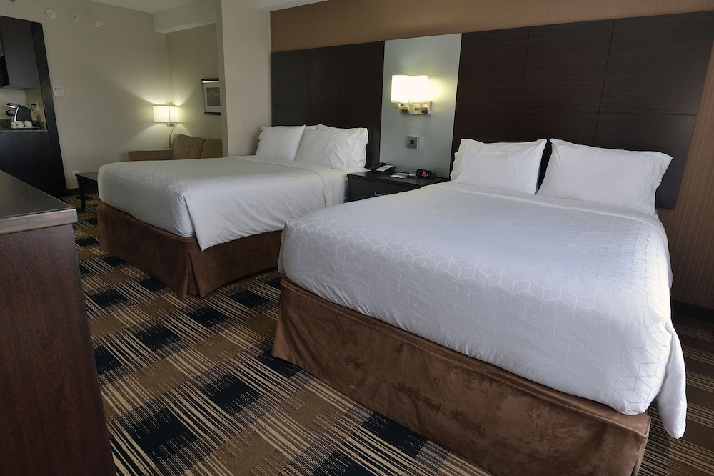 Holiday Inn Express And Suites Ottawa East Orleans 30/70