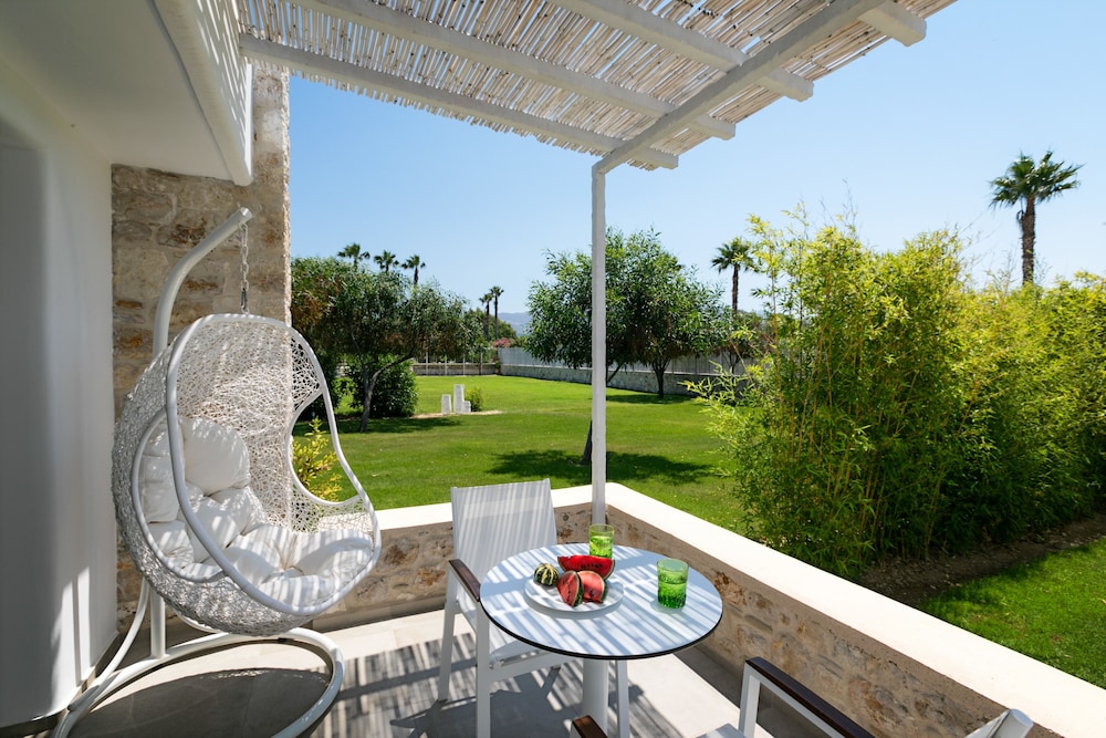 White Pearls Luxury Suites - Adults Only 61/69