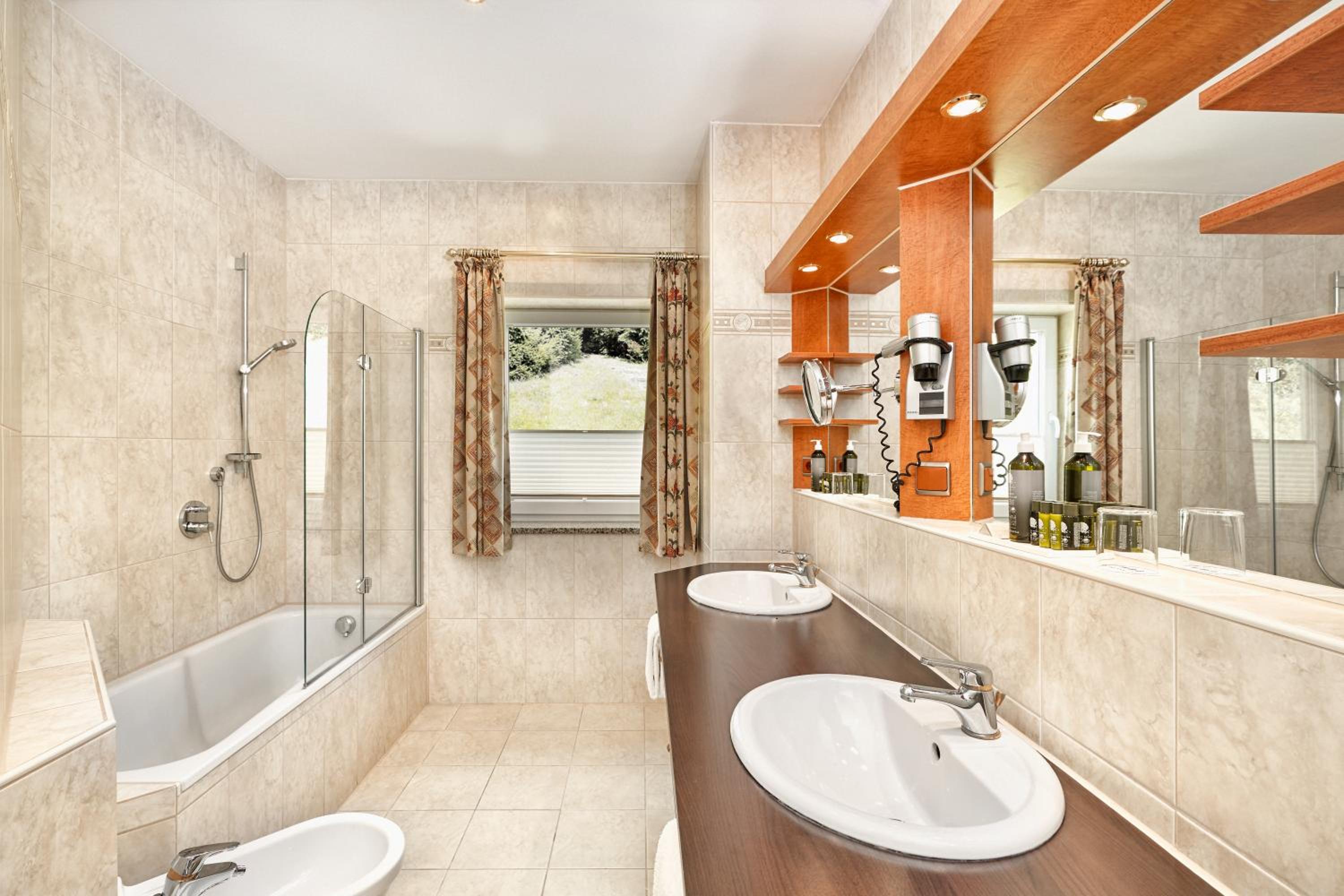 جناح بسرير كينج، Königshof Hotel Resort 4/7