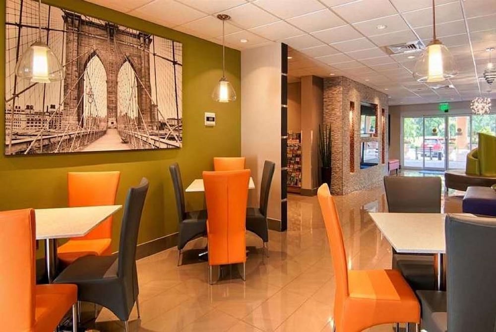 Days Inn & Suites By Wyndham Bonita Springs North Naples 17/28