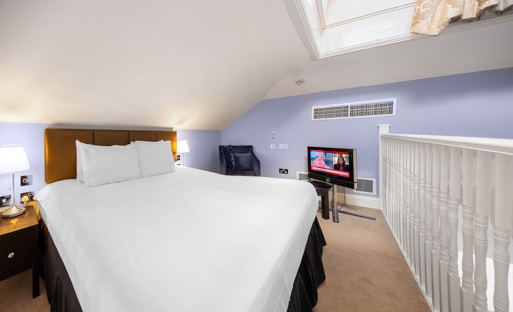 STUDIO, SUITE, KING BED