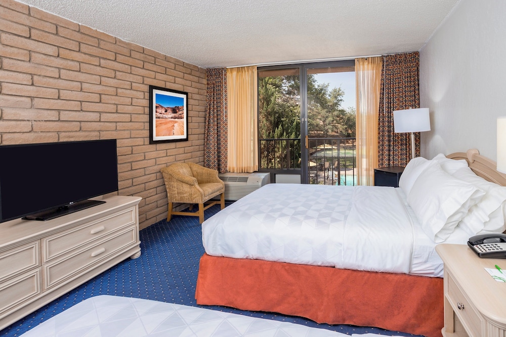 Holiday Inn Canyon de Chelly (Chinle), an IHG Hotel 8/37