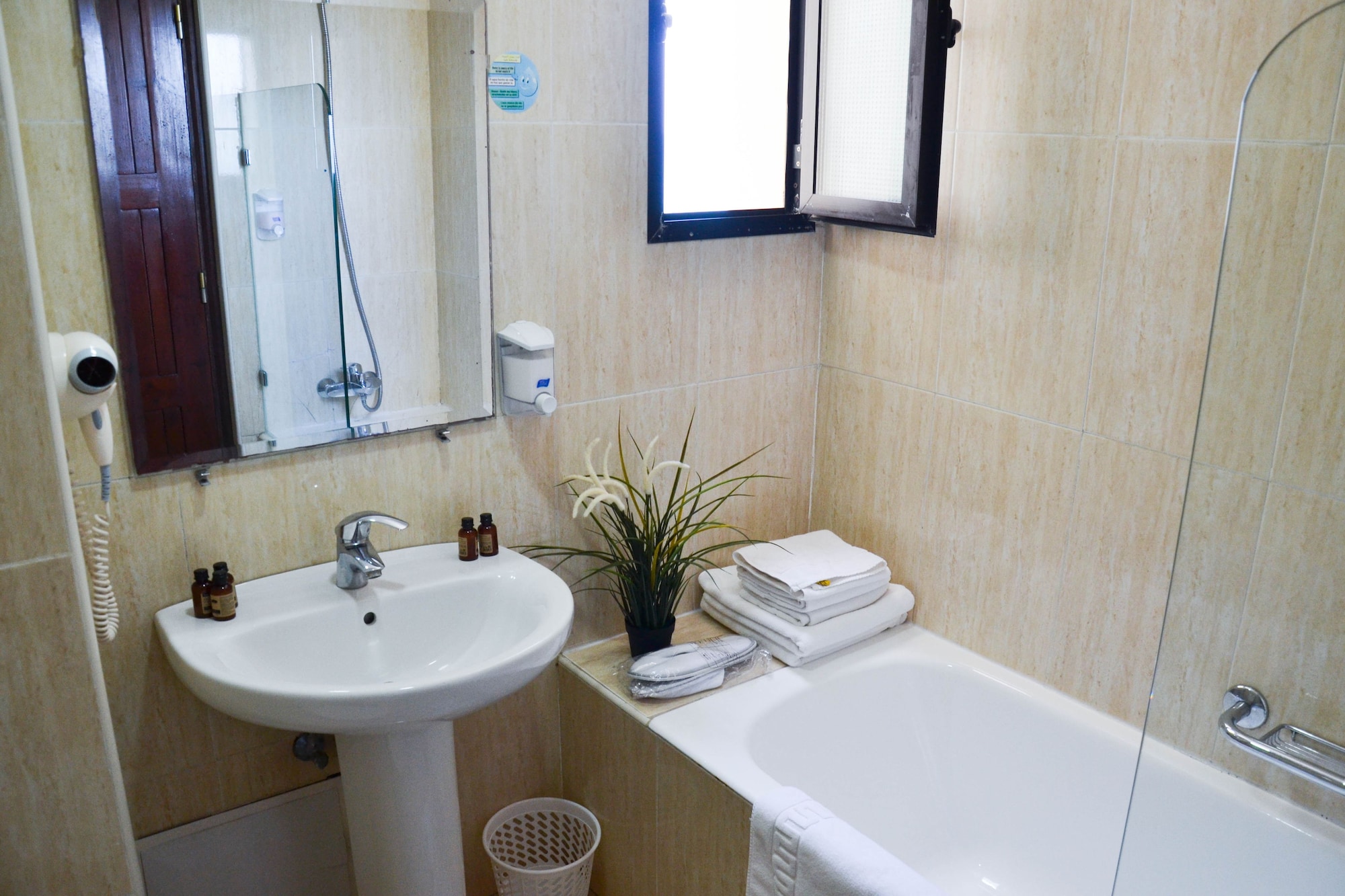 غرفة قياسية بسريرين منفصلين، Azur Hotel 5/5