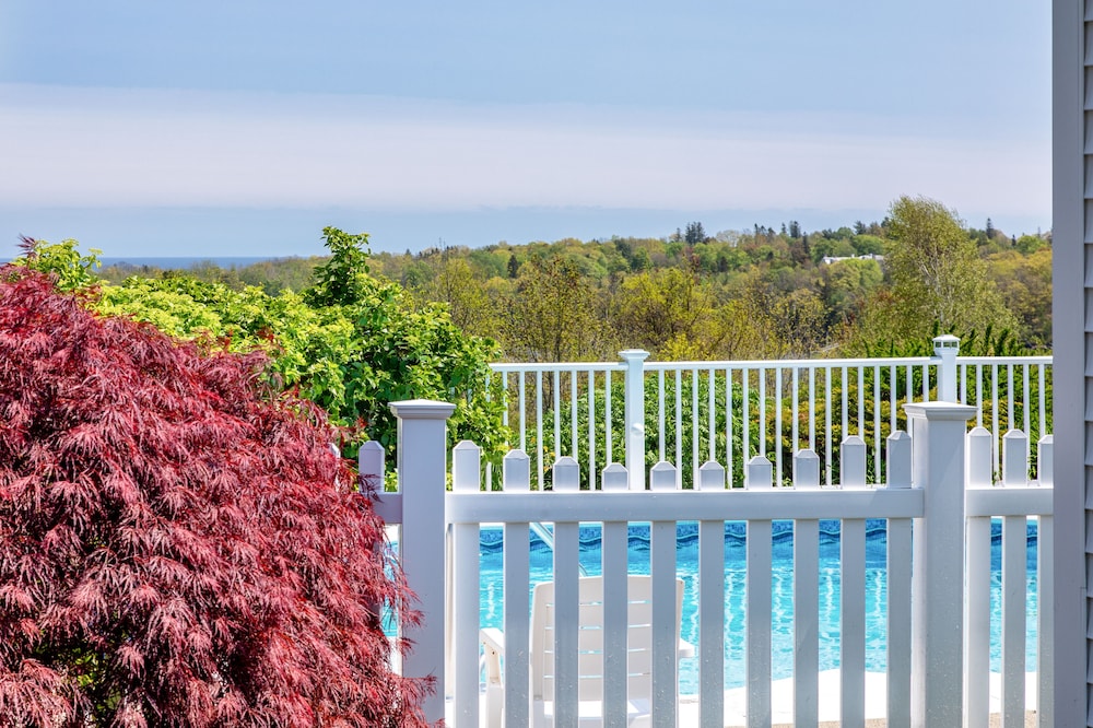 Glen Cove Inn and Suites 3/50
