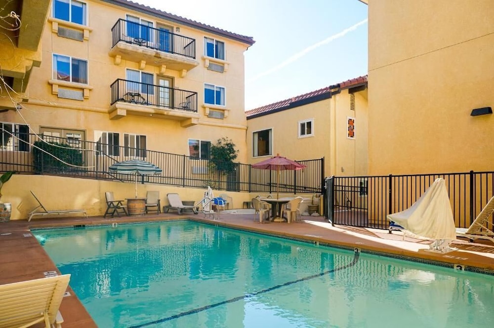 Lamplighter Inn Suites 10/46
