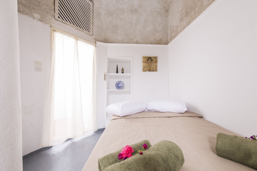 1 BEDROOM, HOUSE